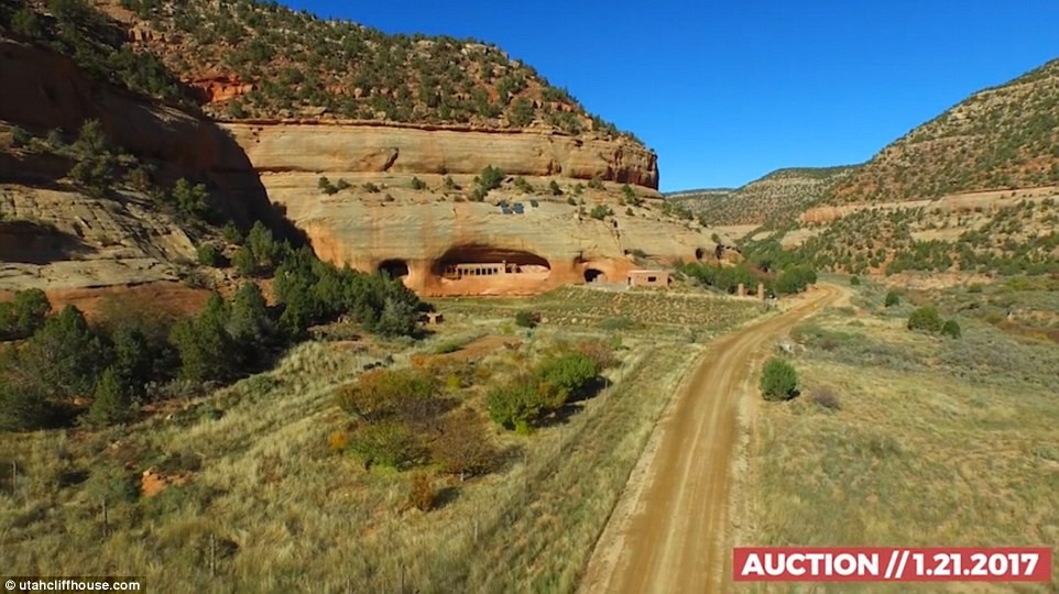 Vợ chồng Phil và Barbara Houghton sở hữu  ngôi nhà nằm trong núi ở Montezuma Canyon, Utah, Mỹ. Điều ấn tượng về ngôi nhà có 3 phòng ngủ tuyệt đẹp này là công trình trên được chạm khắc bên trong một ngọn núi đồ sộ.